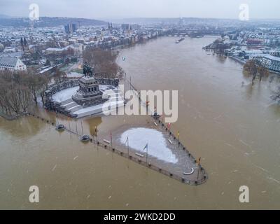 Inondation des hautes eaux à Coblence City Allemagne monument historique German Corner en hiver où les rivières rhin et Mosele coulent ensemble. Banque D'Images