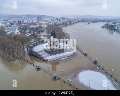 Inondation des hautes eaux à Coblence City Allemagne monument historique German Corner en hiver où les rivières rhin et Mosele coulent ensemble. Banque D'Images