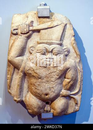 Cippus de Bes - début de la période ptolémaïque (IIIe siècle av. J.-C.), calcaire - Museo di Scultura Antica Giovanni Barracco, Rome, Italie Banque D'Images