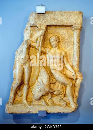 Relief votif avec Héraclès et Thésée - Attique original de la seconde moitié du IVe siècle av. J.-C. - marbre pentélique d'Athènes - Museo di Scultura Antica Giovanni Barracco, Rome, Italie Banque D'Images