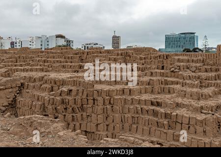 La pyramide à étapes Huaca Pucllana adobe et argile de la culture Lima avec des bâtiments et le paysage urbain du district de Miraflores, Lima, Pérou. Banque D'Images