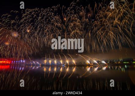 15 février 2024, Belgrade, Serbie, fête de l'indépendance, feux d'artifice, drones et effets de lumière Banque D'Images