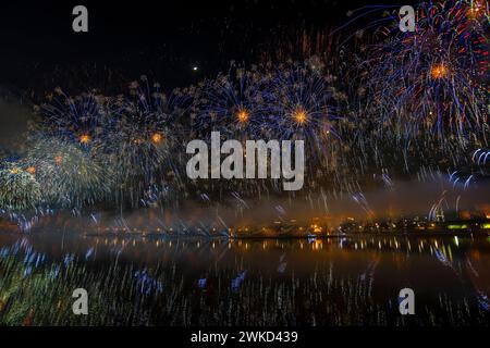 15 février 2024, Belgrade, Serbie, fête de l'indépendance, feux d'artifice, drones et effets de lumière Banque D'Images