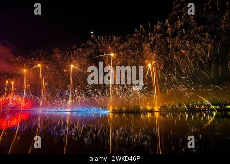 15 février 2024, Belgrade, Serbie, fête de l'indépendance, feux d'artifice, drones et effets de lumière Banque D'Images