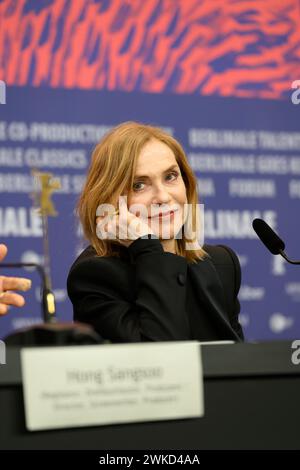 Isabelle Huppert BEI der Pressekonferenz zum film YEOHAENGJAUI PILYO, A TRAVELERS NEEDS von Hong Sangsoo BEI der Berlinale im Hyatt. Pressekonferenz *** Isabelle Huppert à la conférence de presse pour le film YEOHAENGJAUI PILYO, A TRAVELERS NEEDS de Hong Sangsoo à la Berlinale dans la conférence de presse Hyatt Banque D'Images