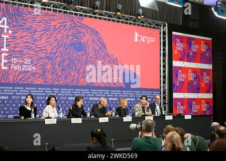 Kim Seungyun, Cho Yunhee, Kwon Haehyo, Hong Sangsoo, Isabelle Huppert, ha Seongguk und Mark Peranson BEI der Pressekonferenz zum film YEOHAENGJAUI PILYO, A TRAVELERS NEEDS von Hong Sangsoo BEI der Berlinale im Hyatt. Pressekonferenz *** Kim Seungyun, Cho Yunhee, Kwon Haehyo, Hong Sangsoo, Isabelle Huppert, ha Seongguk et Mark Peranson à la conférence de presse pour le film YEOHAENGJAUI PILYO, A TRAVELERS NEEDS de Hong Sangsoo à la Berlinale à la conférence de presse Hyatt Banque D'Images