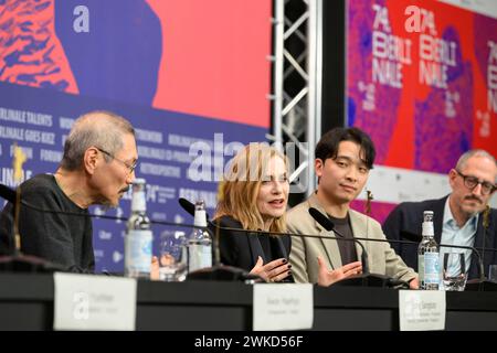 Kim Seungyun, Cho Yunhee, Kwon Haehyo, Hong Sangsoo, Isabelle Huppert, ha Seongguk und Mark Peranson BEI der Pressekonferenz zum film YEOHAENGJAUI PILYO, A TRAVELERS NEEDS von Hong Sangsoo BEI der Berlinale im Hyatt. Pressekonferenz *** Kim Seungyun, Cho Yunhee, Kwon Haehyo, Hong Sangsoo, Isabelle Huppert, ha Seongguk et Mark Peranson à la conférence de presse pour le film YEOHAENGJAUI PILYO, A TRAVELERS NEEDS de Hong Sangsoo à la Berlinale à la conférence de presse Hyatt Banque D'Images