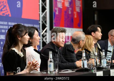 Kim Seungyun, Cho Yunhee, Kwon Haehyo, Hong Sangsoo, Isabelle Huppert, ha Seongguk und Mark Peranson BEI der Pressekonferenz zum film YEOHAENGJAUI PILYO, A TRAVELERS NEEDS von Hong Sangsoo BEI der Berlinale im Hyatt. Pressekonferenz *** Kim Seungyun, Cho Yunhee, Kwon Haehyo, Hong Sangsoo, Isabelle Huppert, ha Seongguk et Mark Peranson à la conférence de presse pour le film YEOHAENGJAUI PILYO, A TRAVELERS NEEDS de Hong Sangsoo à la Berlinale à la conférence de presse Hyatt Banque D'Images