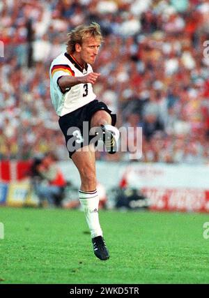 CLASSÉ - 26 juin 1992, Suède, Göteborg : Andreas Brehme, alors capitaine de l'équipe nationale allemande, en action au stade Ullevi de Gothenburg lors de la finale du Championnat d'Europe contre le Danemark. Le champion du monde de football Andreas Brehme est décédé à l’âge de 63 ans, a confirmé mardi sa famille à l’Agence de presse allemande. (À dpa : 'le champion du monde de football Andreas Brehme est mort') photo : Bernd Weißbrod/dpa Banque D'Images