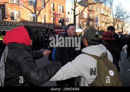 New York, États-Unis. 19 février 2024. Des manifestants pro-palestiniens affrontent des membres du département de police de la ville de New York. Des manifestants ont défilé à Astoria, dans le Queens, à New York, pour exiger un cessez-le-feu des opérations militaires israéliennes à Gaza. Le premier ministre israélien Benjamin Netanyahu et les Forces de défense israéliennes ont déclaré que leurs militaires entreraient bientôt dans la ville de Rafah, dans le sud de Gaza. Plus de la moitié des 2,3 millions d'habitants de Gaza sont hébergés à Rafah et vivent dans des tentes et des abris de l'ONU. Crédit : SOPA images Limited/Alamy Live News Banque D'Images