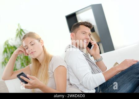 dos d'homme et de femme adjacents l'un à l'autre Banque D'Images