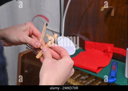 Le marteau de piano est entre les mains de l'accordeur. réparation de piano. Banque D'Images