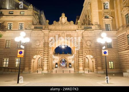 Vue nocturne des portes du Parlement suédois à Riksgatan à Stockholm, Suède Banque D'Images