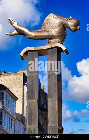 O Sireno, le Sireno, homme poisson en acier inoxydable, sculpture Leiro Francisco, Puerta del sol, Vigo, Pontevedra, Galice, Espagne. La sculpture Sireno, al Banque D'Images