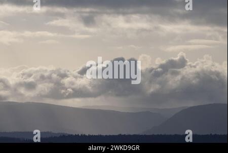 Stuttgart, Allemagne. 20 février 2024. Des nuages sombres peuvent être vus sur le bord de l'Alb souabe Un temps nuageux avec des températures douces est attendu dans le Bade-Württemberg dans les prochains jours. Crédit : Marijan Murat/dpa/Alamy Live News Banque D'Images