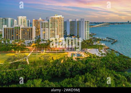 Horizon de Miami au crépuscule de la vue aérienne avec ciel nuageux Banque D'Images