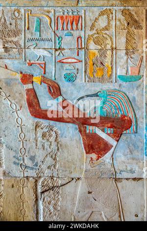 Sculpture avec des hiéroglyphes colorés et Thoth avec une tête ibis, intérieur du temple de Karnak à Louxor, Egypte. Thoth est le Dieu égyptien de l'écriture, de la magie, Banque D'Images