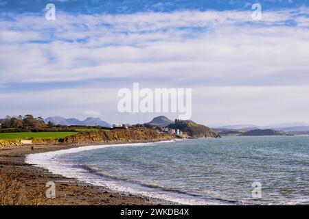 Regardant à l'est depuis le chemin côtier du pays de Galles le long de la côte vers le château perché. Criccieth, Llyn Peninsula, Gwynedd, nord du pays de Galles, Royaume-Uni, Grande-Bretagne Banque D'Images