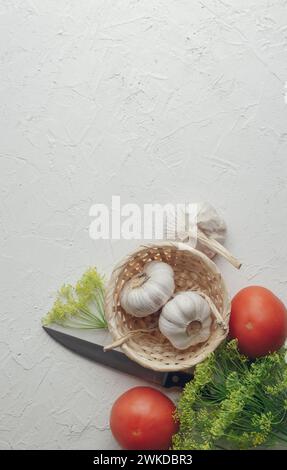 Cuisiner une alimentation saine ou des aliments végétariens. Alimentation saine. Ingrédients pour la salade. pose à plat. Tomates, concombres et aneth pour une salade végétalienne. Ressort. nourriture Banque D'Images