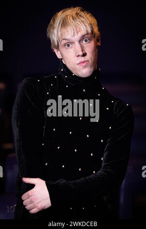 L’acteur et chanteur Mustii (Thomas Mustin) pose pour le photographe lors d’une conférence de presse pour présenter la chanteuse belge qui représentera la Belgique au concours Eurovision de la chanson 2024, mardi 20 février 2024 au siège de la chaîne publique francophone RTBF à Bruxelles. BELGA PHOTO LAURIE DIEFFEMBACQ Banque D'Images