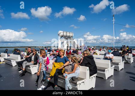 Passagiere einer Inselfähre an der Nordsee auf dem sonnigen Oberdeck *** passagers sur le pont supérieur ensoleillé d'un ferry insulaire sur la mer du Nord Banque D'Images