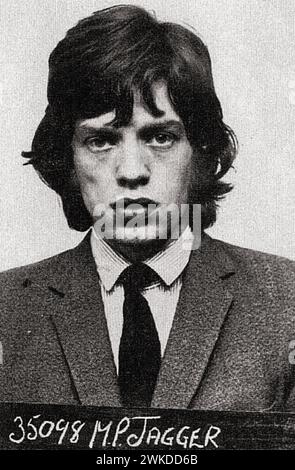 Rock star Mick Jagger, chanteur des Roling Stones, mug shot 1967 - la loi avait été après Brian (comme ils l'avaient été après Mick et Keith). Il a été arrêté en mai 1966 pour possession de drogue peu après le premier raid sur la maison de campagne de Keith, Redlands. En octobre 1967, Brian a été condamné à neuf mois de prison. Banque D'Images