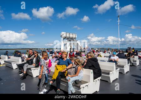 Passagiere einer Inselfähre an der Nordsee auf dem sonnigen Oberdeck Banque D'Images