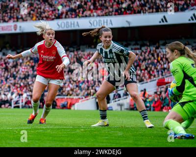 Arsenal, Royaume-Uni. 17 février 2024. Londres, Angleterre, 17 février 2024 : Mary Earps (27) gardienne de Manchester United sauvant un tir de l'Arsenal Alessia Russo (Jayde Chamberlain/ SPP) crédit : SPP Sport Press photo. /Alamy Live News Banque D'Images