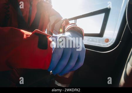 Mains rapprochées du médecin préparé dans des gants chirurgicaux à l'intérieur de l'hélicoptère du service médical d'urgence. Thèmes sauvetage, aide et espoir. Banque D'Images