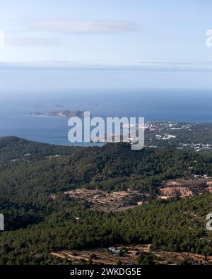 Vue sur la région de Cala Comte sur la côte ouest d'Ibiza depuis la montagne sa Talaya à Sant Jose. Banque D'Images