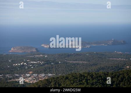 Vue sur la région de Cala Comte sur la côte ouest d'Ibiza depuis la montagne sa Talaya à Sant Jose. Banque D'Images