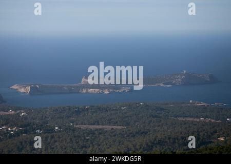 Vue sur la région de Cala Comte sur la côte ouest d'Ibiza depuis la montagne sa Talaya à Sant Jose. Banque D'Images