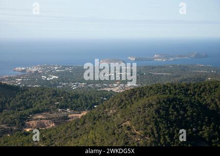 Vue sur la région de Cala Comte sur la côte ouest d'Ibiza depuis la montagne sa Talaya à Sant Jose. Banque D'Images