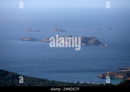 Vue sur la région de Cala Comte sur la côte ouest d'Ibiza depuis la montagne sa Talaya à Sant Jose. Banque D'Images