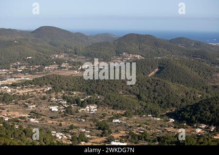 Vue sur la côte sud-ouest d'Ibiza et l'île de Formentera depuis la montagne sa Talaya à Sant Jose. Banque D'Images