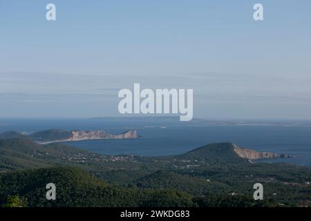 Vue sur la côte sud-ouest d'Ibiza et l'île de Formentera depuis la montagne sa Talaya à Sant Jose. Banque D'Images