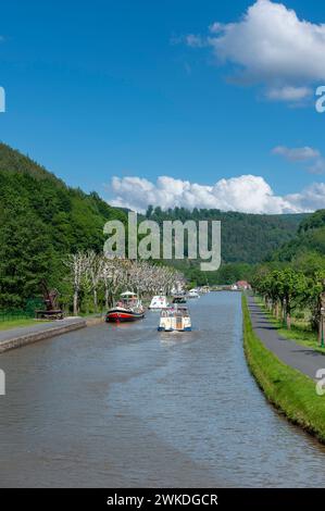 Péniches sur canal Rhin-Marne, Lutzelbourg, Lorraine, France, Alsace Banque D'Images