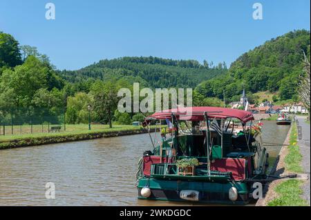 Péniches sur canal Rhin-Marne, Lutzelbourg, Lorraine, France, Alsace Banque D'Images