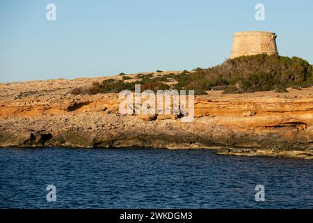 La Torre d'en Rovira est située en face des îlots occidentaux entre les plages de Comte et Cala Bassa sur l'île d'Ibiza. Banque D'Images