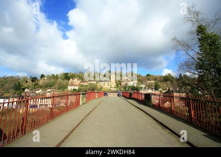 Vue sur le pont de fer à Ironbridge, Telford, Shropshire, Angleterre, Royaume-Uni. Banque D'Images