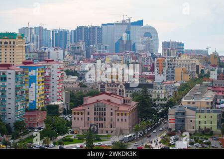 07 août 2022. Géorgie, Batumi. Le littoral de la ville de Batumi vu d'en haut. Banque D'Images