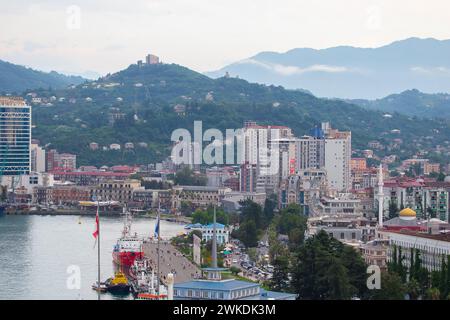 07 août 2022. Géorgie, Batumi. Le littoral de la ville de Batumi vu d'en haut. Banque D'Images