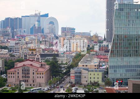 07 août 2022. Géorgie, Batumi. Le littoral de la ville de Batumi vu d'en haut. Banque D'Images