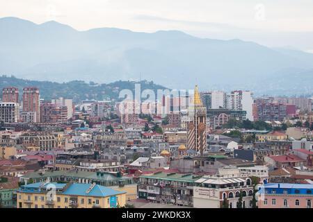 07 août 2022. Géorgie, Batumi. Le littoral de la ville de Batumi vu d'en haut. Banque D'Images