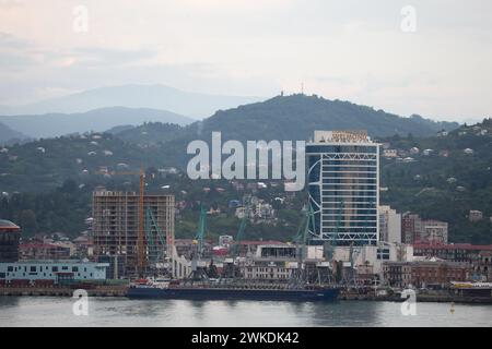 07 août 2022. Géorgie, Batumi. Le littoral de la ville de Batumi vu d'en haut. Banque D'Images