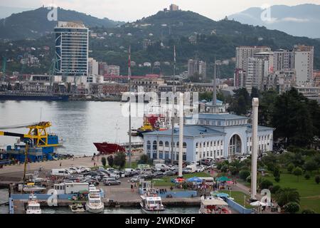 07 août 2022. Géorgie, Batumi. Le littoral de la ville de Batumi vu d'en haut. Banque D'Images