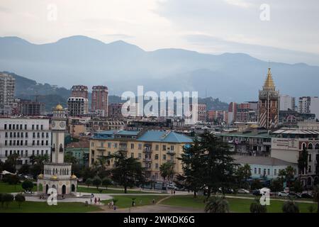 07 août 2022. Géorgie, Batumi. Le littoral de la ville de Batumi vu d'en haut. Banque D'Images