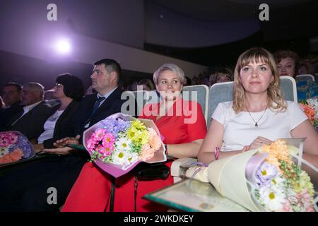 16 juin 2023. Biélorussie, Gomel. Événement public. Spectateurs dans le hall avec des fleurs. Banque D'Images