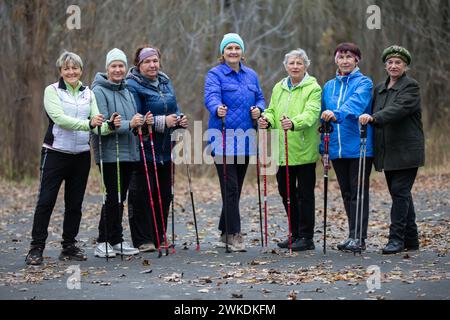01 novembre 2023. Biélorussie, Gomel. Un groupe de femmes âgées est engagé dans la marche nordique. Banque D'Images