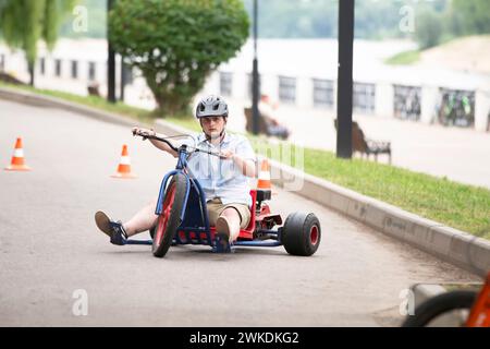 24 juin 2023. Ville biélorusse de Gomel, Central Park. Un homme monte un kart. Banque D'Images